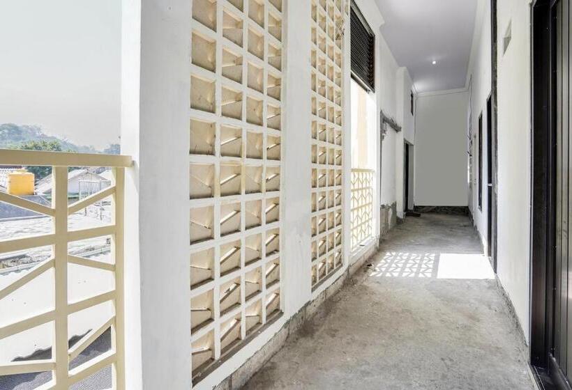 Отель Spot On 91745 Rumah Kost Gresik Syariah