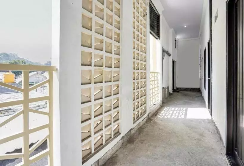 Hotel Spot On 91745 Rumah Kost Gresik Syariah