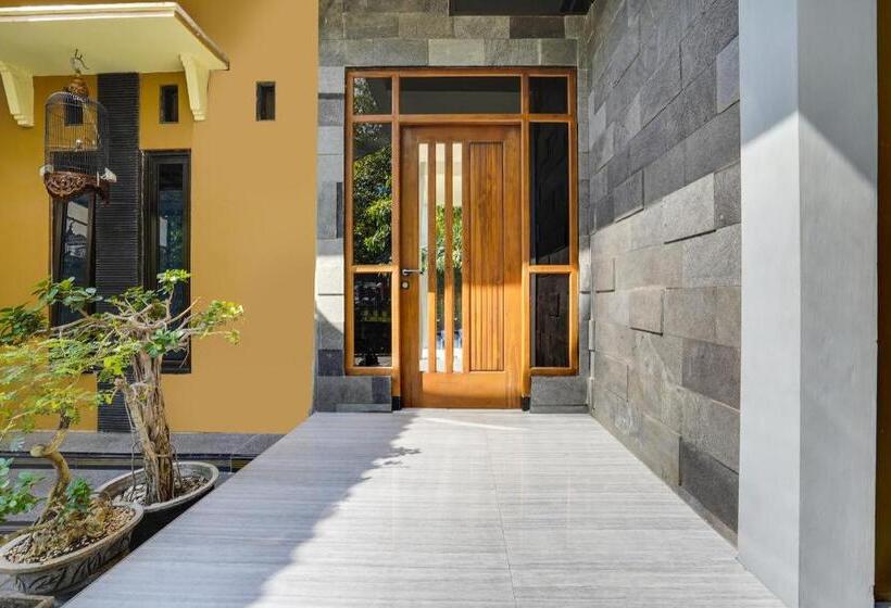 Отель Spot On 91745 Rumah Kost Gresik Syariah