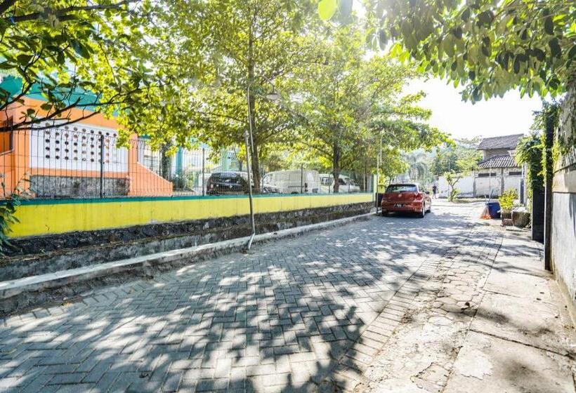 Отель Spot On 91745 Rumah Kost Gresik Syariah