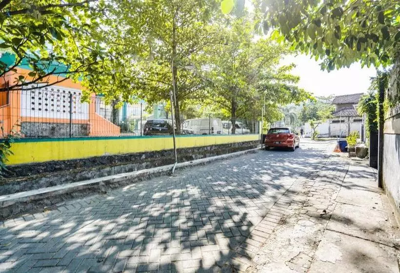 Hotel Spot On 91745 Rumah Kost Gresik Syariah