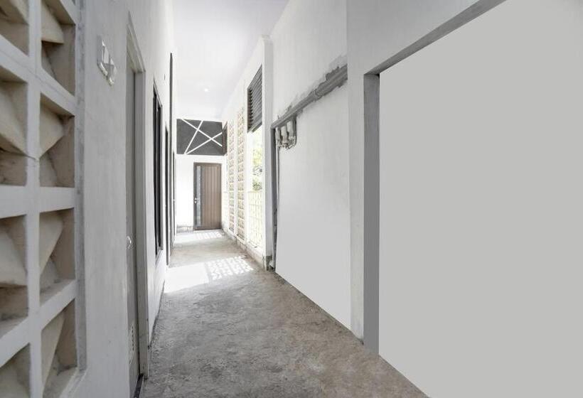 Отель Spot On 91745 Rumah Kost Gresik Syariah