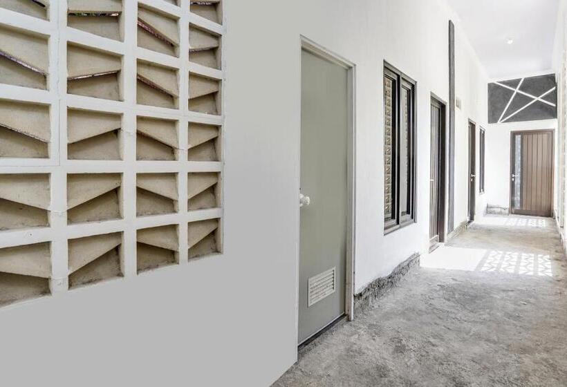 Отель Spot On 91745 Rumah Kost Gresik Syariah