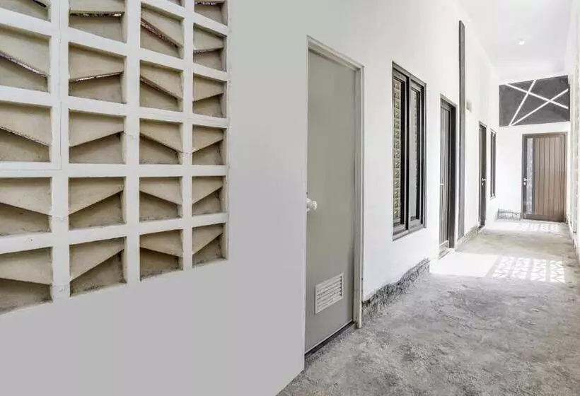 Hotel Spot On 91745 Rumah Kost Gresik Syariah