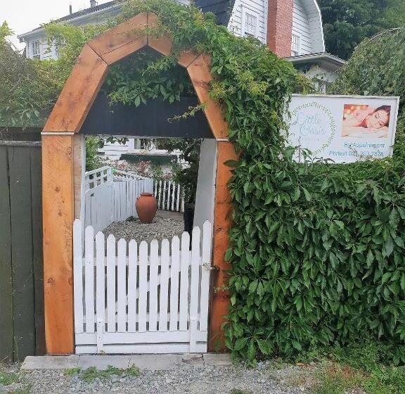 פנסיון Enchanted Escape