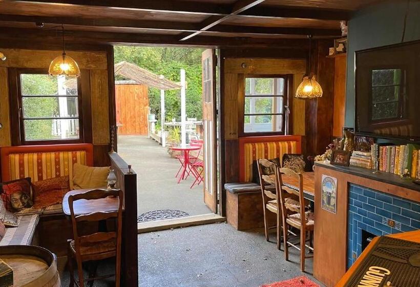 פנסיון Enchanted Escape