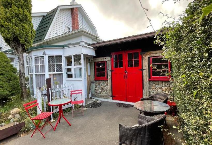 פנסיון Enchanted Escape