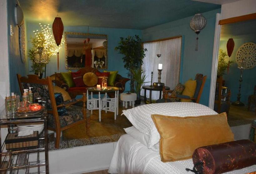 פנסיון Enchanted Escape