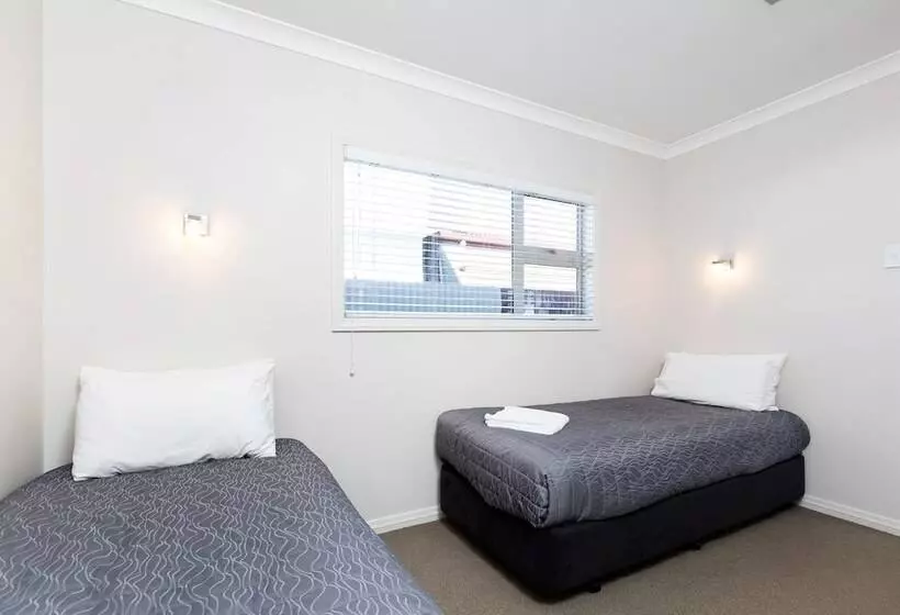 Beach Street Motel Apartments