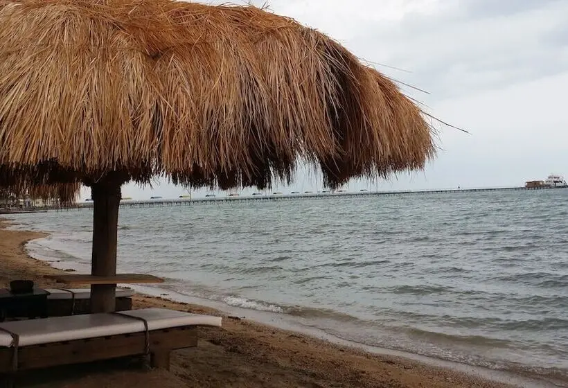 هتل Caves Beach Resort Adults Only