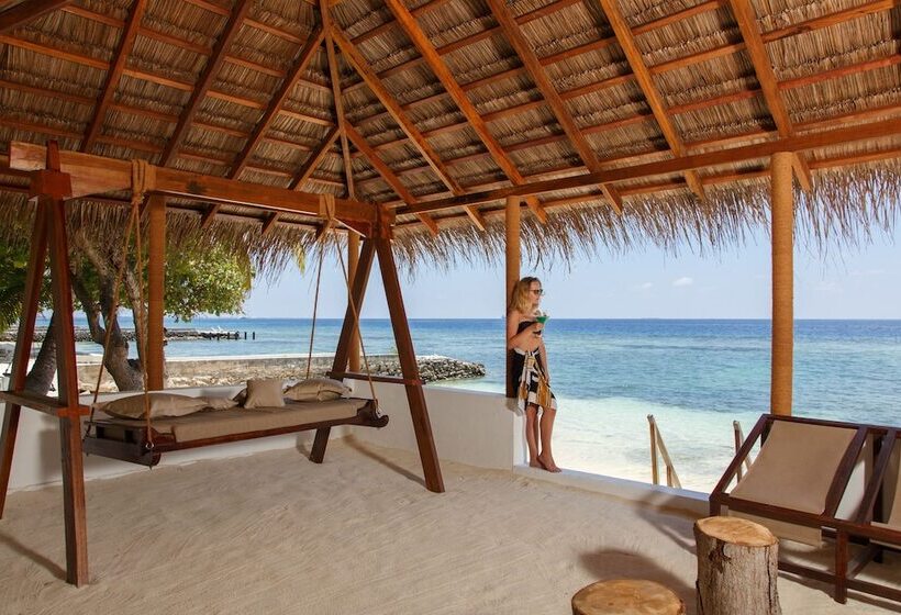 Otel Equator Village Resort