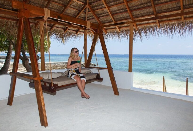 Otel Equator Village Resort