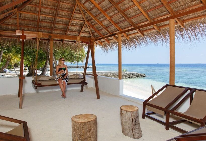 Otel Equator Village Resort