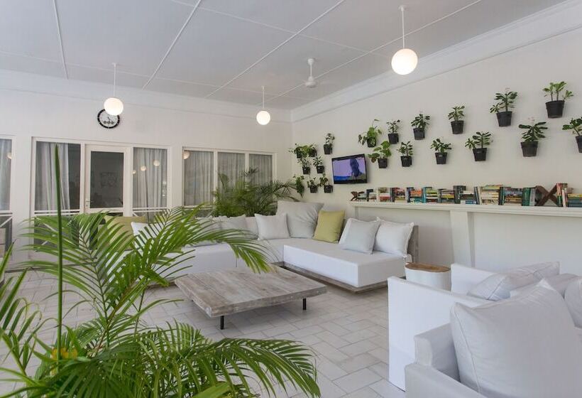 Otel Equator Village Resort