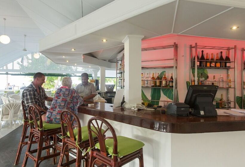 Otel Equator Village Resort