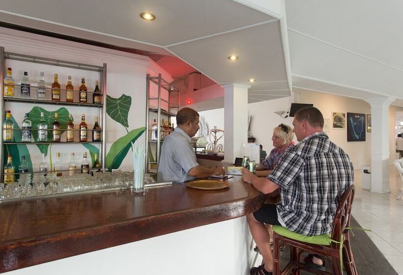 Otel Equator Village Resort