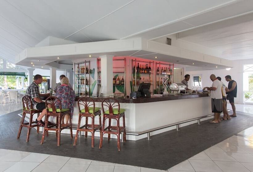 Otel Equator Village Resort