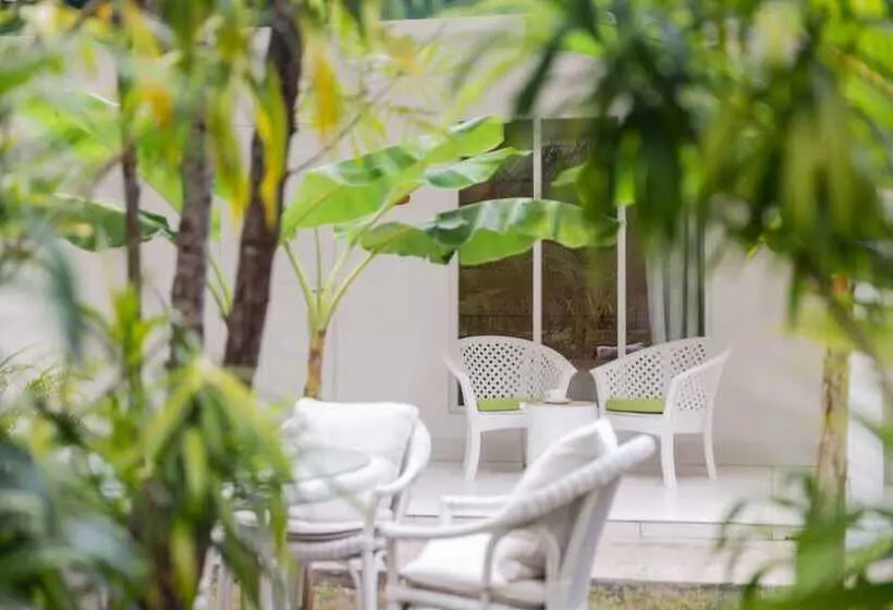 هتل Equator Village Resort
