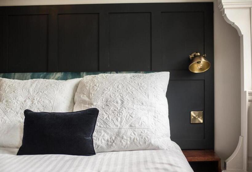 فندق صغير The Crown