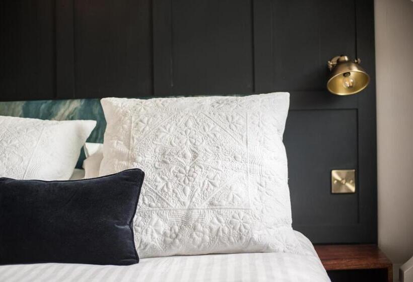 فندق صغير The Crown