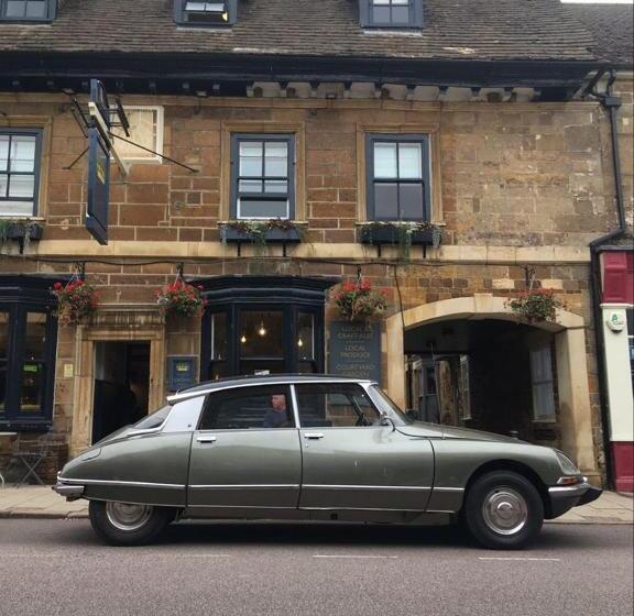 فندق صغير The Crown