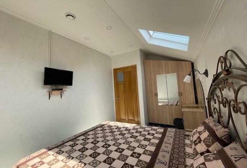 ペンション Villa Aeroport розовый дом