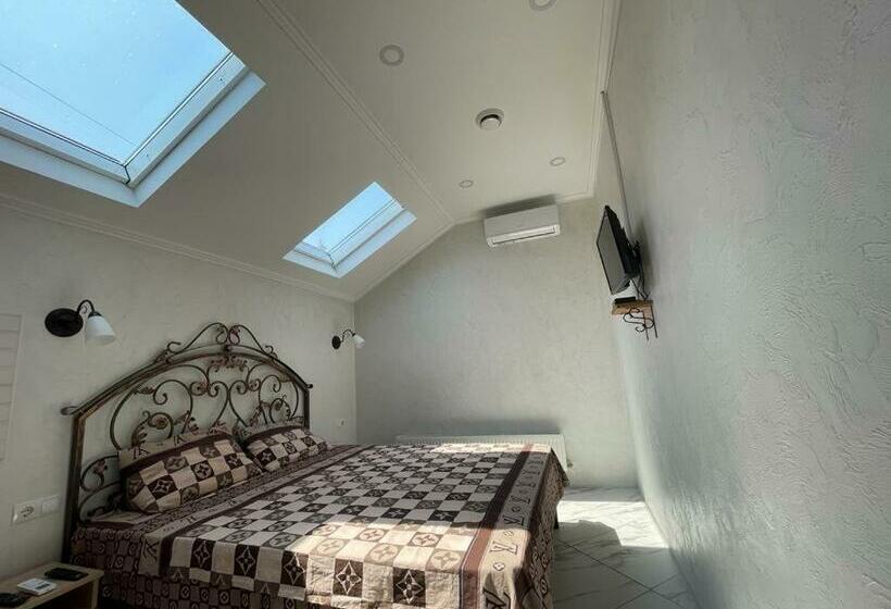 ペンション Villa Aeroport розовый дом