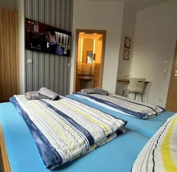 Majatalo Ferienunterkunft Mit 4 Doppelzimmern In Einbeck!!