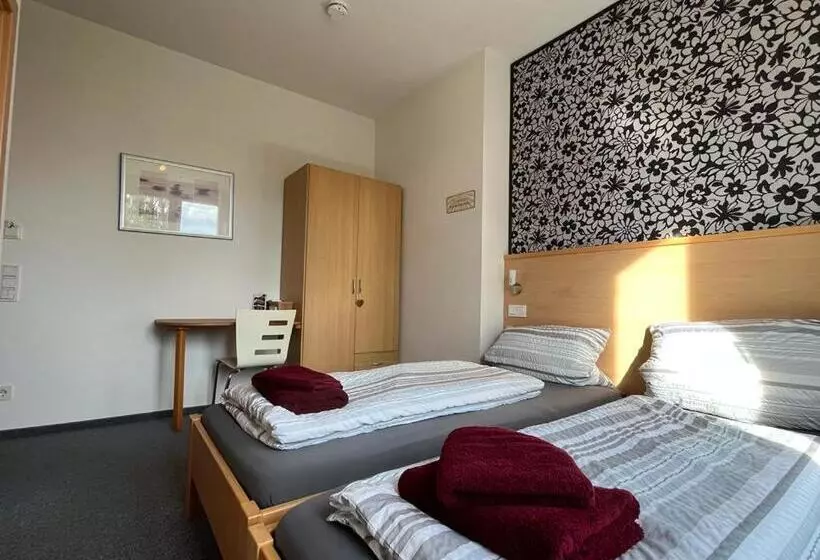 Majatalo Ferienunterkunft Mit 4 Doppelzimmern In Einbeck!!