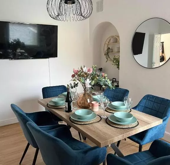 ペンション Cheerful 5 Bedrooms & En Suite Bathrooms Town House
