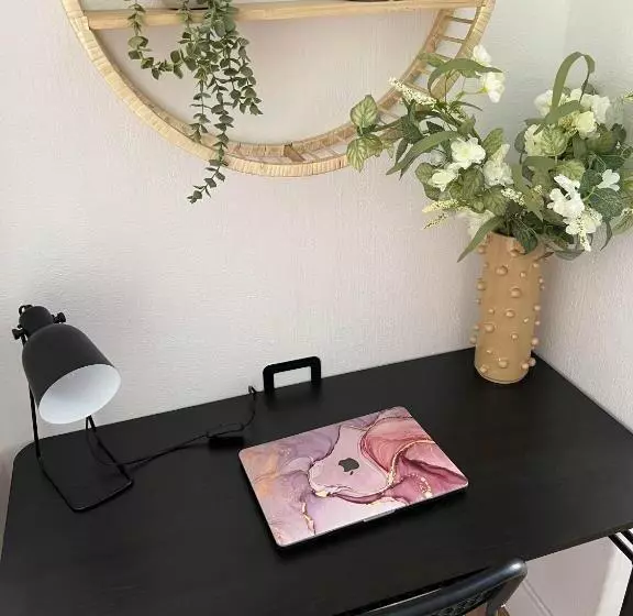 ペンション Cheerful 5 Bedrooms & En Suite Bathrooms Town House