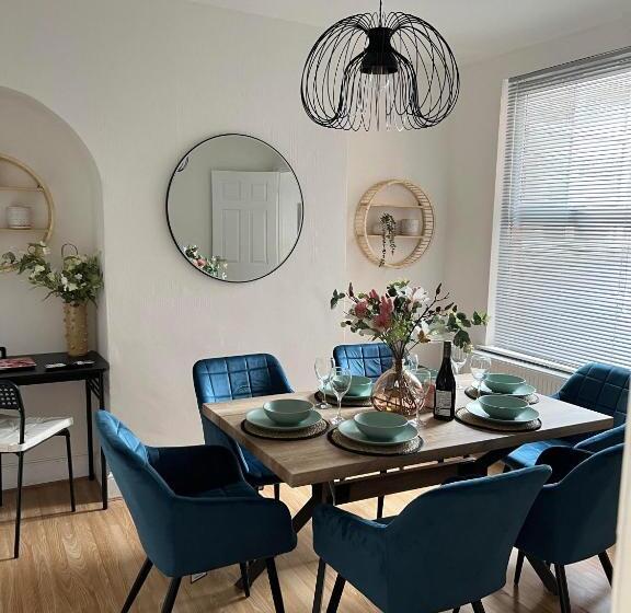 Пансион Cheerful 5 Bedrooms & En Suite Bathrooms Town House