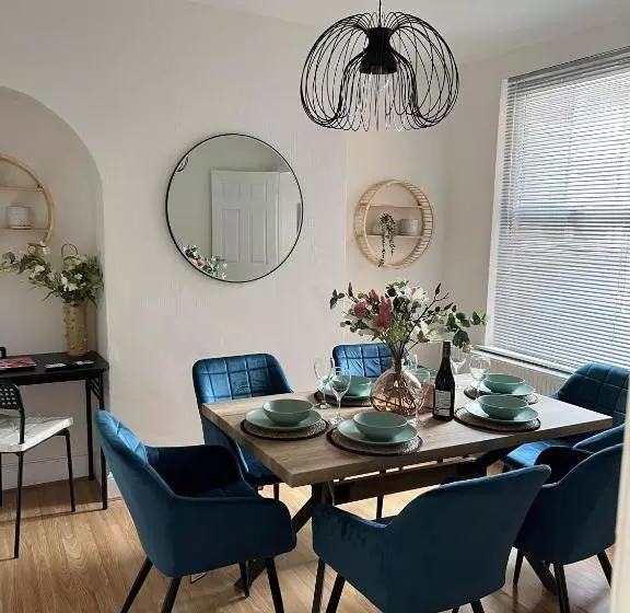 ペンション Cheerful 5 Bedrooms & En Suite Bathrooms Town House