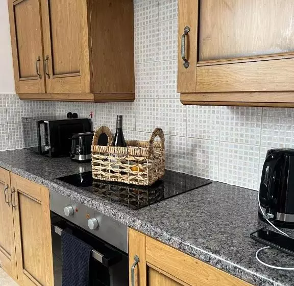 ペンション Cheerful 5 Bedrooms & En Suite Bathrooms Town House