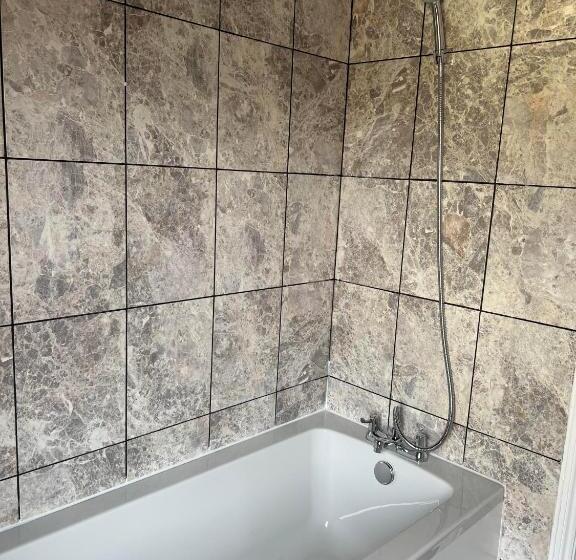 Пансион Cheerful 5 Bedrooms & En Suite Bathrooms Town House