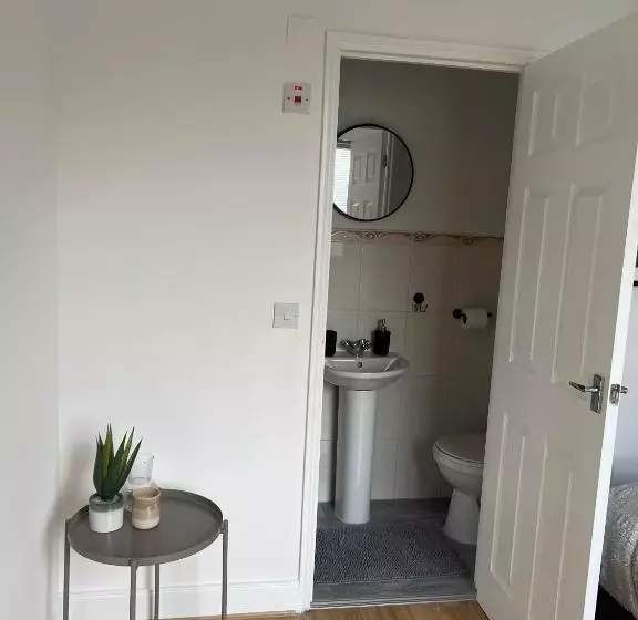 ペンション Cheerful 5 Bedrooms & En Suite Bathrooms Town House