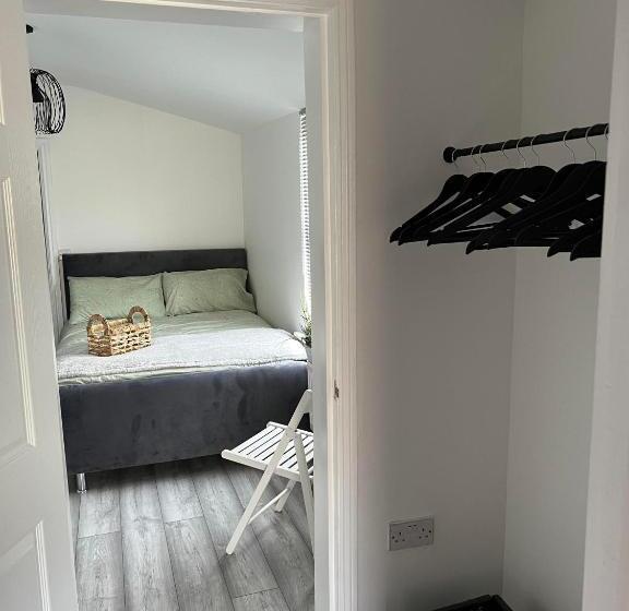 Пансион Cheerful 5 Bedrooms & En Suite Bathrooms Town House