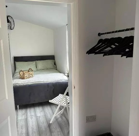 ペンション Cheerful 5 Bedrooms & En Suite Bathrooms Town House
