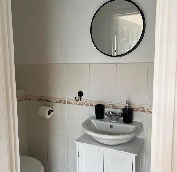 Пансион Cheerful 5 Bedrooms & En Suite Bathrooms Town House