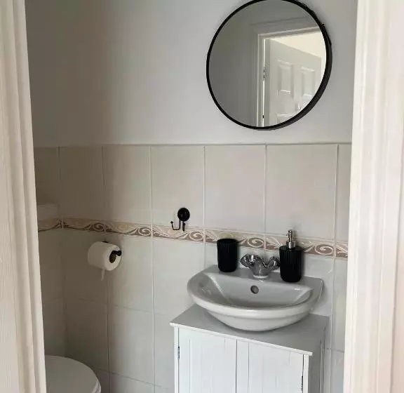 ペンション Cheerful 5 Bedrooms & En Suite Bathrooms Town House