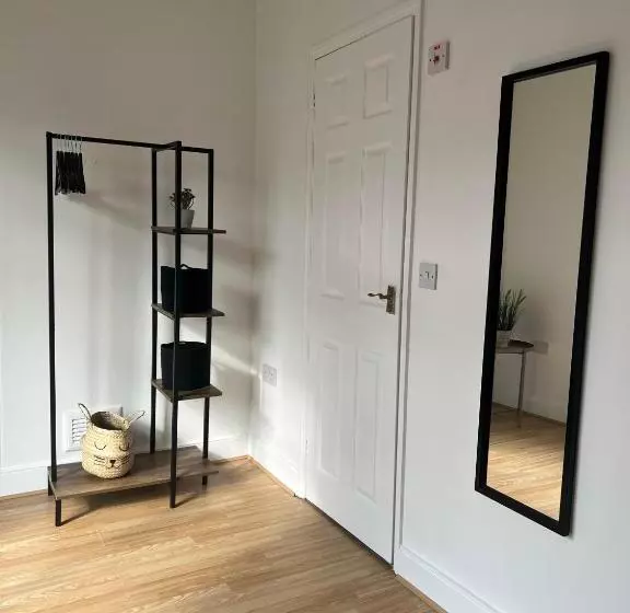 ペンション Cheerful 5 Bedrooms & En Suite Bathrooms Town House