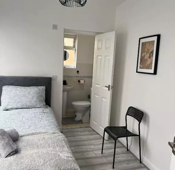 ペンション Cheerful 5 Bedrooms & En Suite Bathrooms Town House