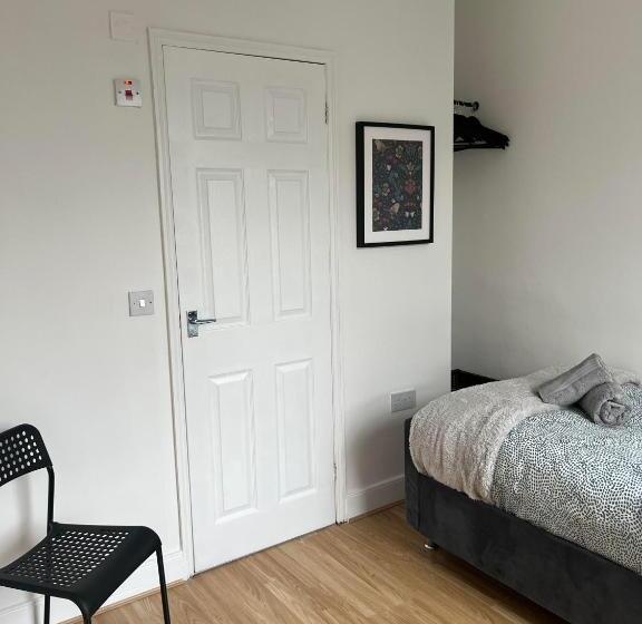 Пансион Cheerful 5 Bedrooms & En Suite Bathrooms Town House