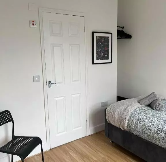 ペンション Cheerful 5 Bedrooms & En Suite Bathrooms Town House