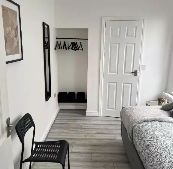 ペンション Cheerful 5 Bedrooms & En Suite Bathrooms Town House