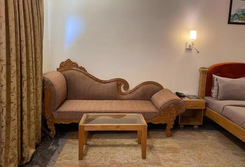 Hotelli Sparv Aulakhs Resort