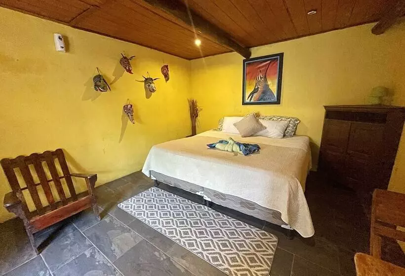 هتل Johnnys Place