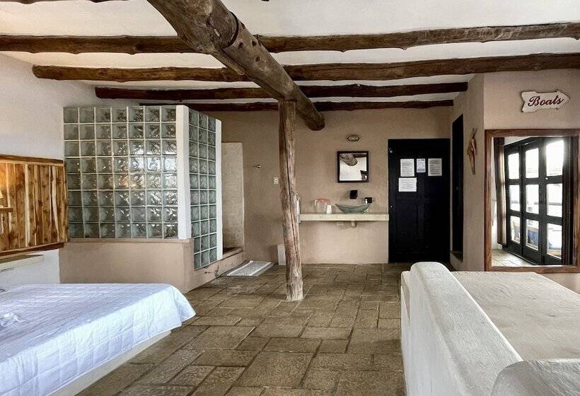 هتل Johnnys Place