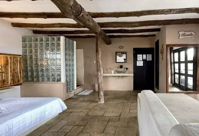 هتل Johnnys Place