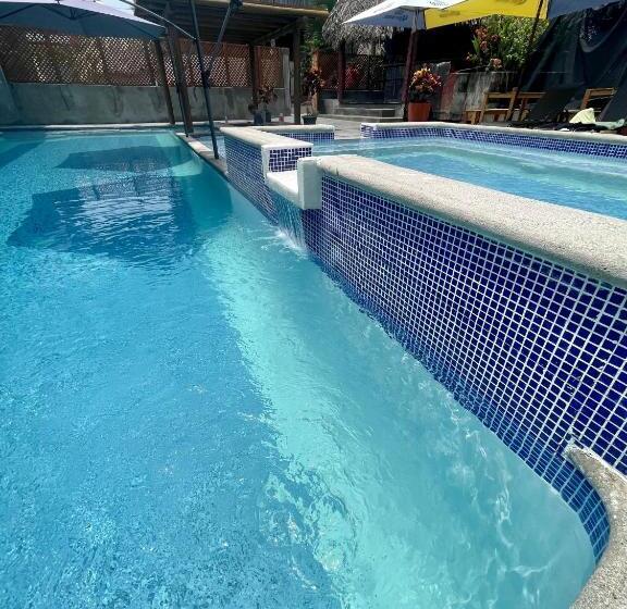 هتل Johnnys Place